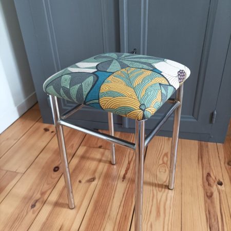 Tabouret réalisé lors d'un atelier d'initiation à la tapisserie dans l'atelier A Chacun Son Fauteuil