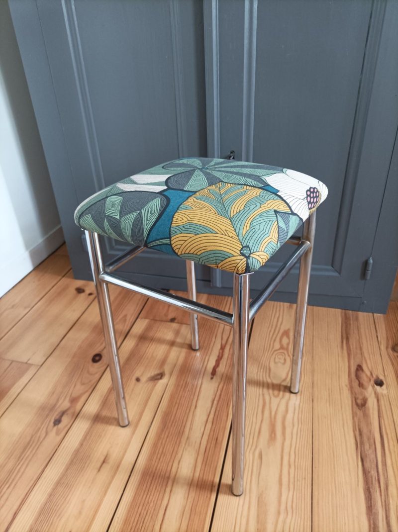 Tabouret réalisé lors d'un atelier d'initiation à la tapisserie dans l'atelier A Chacun Son Fauteuil