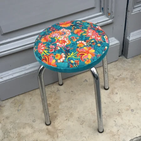Tabouret réalisé lors d'un atelier d'initiation à la tapisserie dans l'atelier A Chacun Son Fauteuil