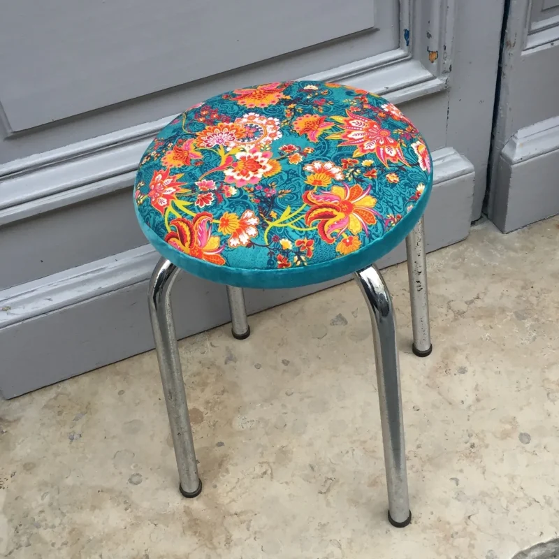 Tabouret réalisé lors d'un atelier d'initiation à la tapisserie dans l'atelier A Chacun Son Fauteuil