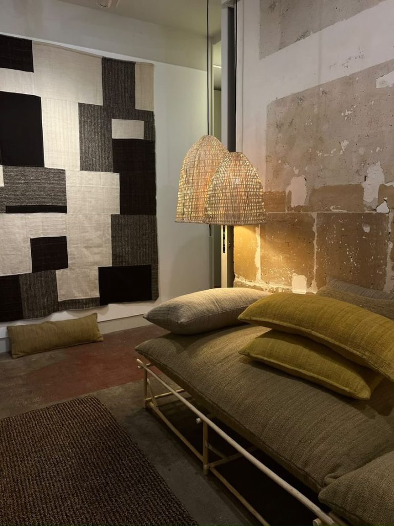 Canapé réalisé lors d'un atelier d'initiation à la tapisserie dans l'atelier A Chacun Son Fauteuil