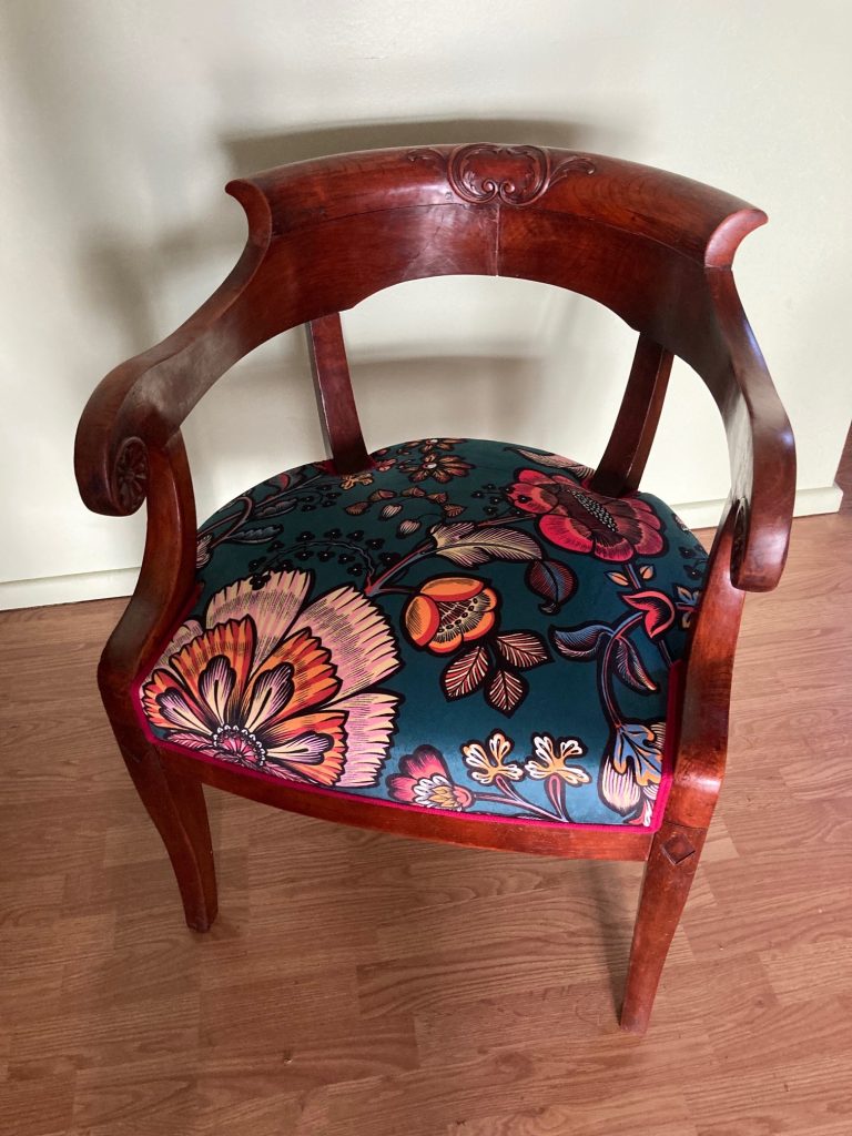 Fauteuil réalisé lors d'un atelier d'initiation à la tapisserie dans l'atelier A Chacun Son Fauteuil
